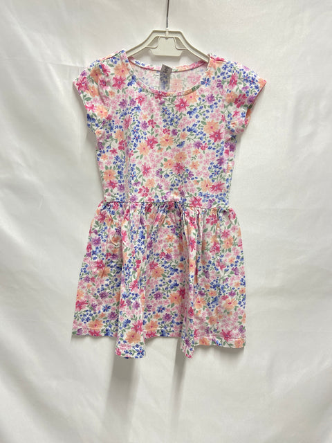 « La robe fleurie de la fille souriante »