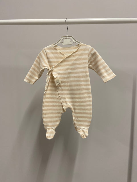 « Grenouillère bébé à rayures douces »